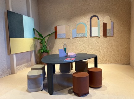 Estande da Cimento Collection projetado por Patricia Urquiola para o Salone del Mobile com as primeiras peças de móveis da designer para a empresa