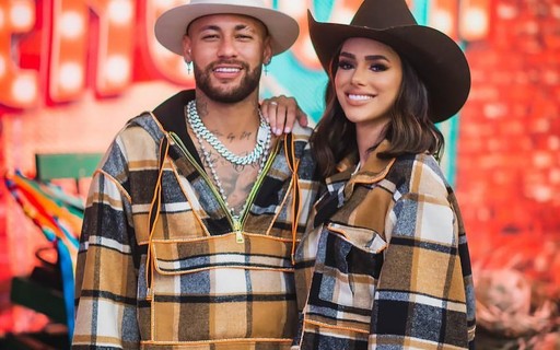 Neymar e namorada, Bruna Biancardi, combinam looks em festa junina na mansão do craque