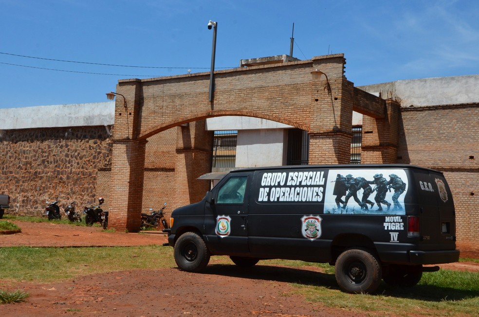 Uma van da polícia paraguaia é vista na entrada da prisão de Pedro Juan Caballero — Foto: Marciano Candia/AP