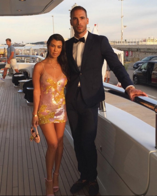 Kourtney Kardashian e o  amigo Simon Huck posam para foto em Cannes (Foto: Reprodução/Instagram)
