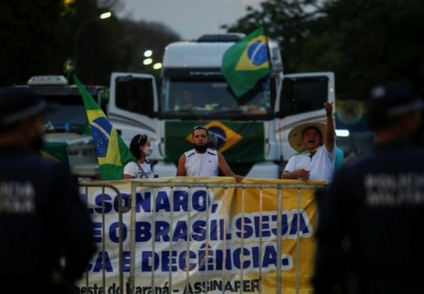 Bloqueio de caminhoneiros começou em resposta a discursos de Bolsonaro no 7 de setembro - e corre o risco de tomar proporção maior, mesmo contra a vontade do presidente (Foto: Reuters via BBC)