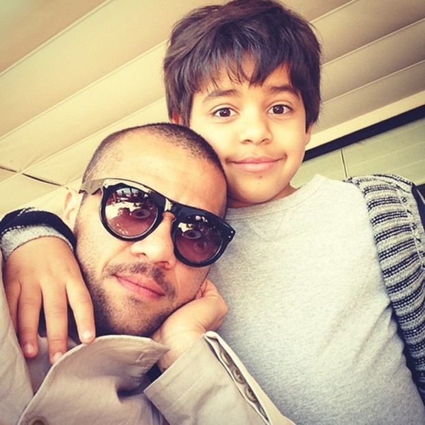 Daniel Alves com o filho (Foto: Reprodução / Instagram)