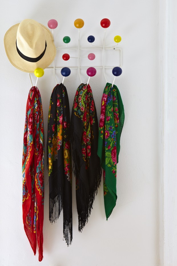 Além de organizar, ganchos coloridos dão charme (Foto: Jacob Snavely/Arquivo Vogue)