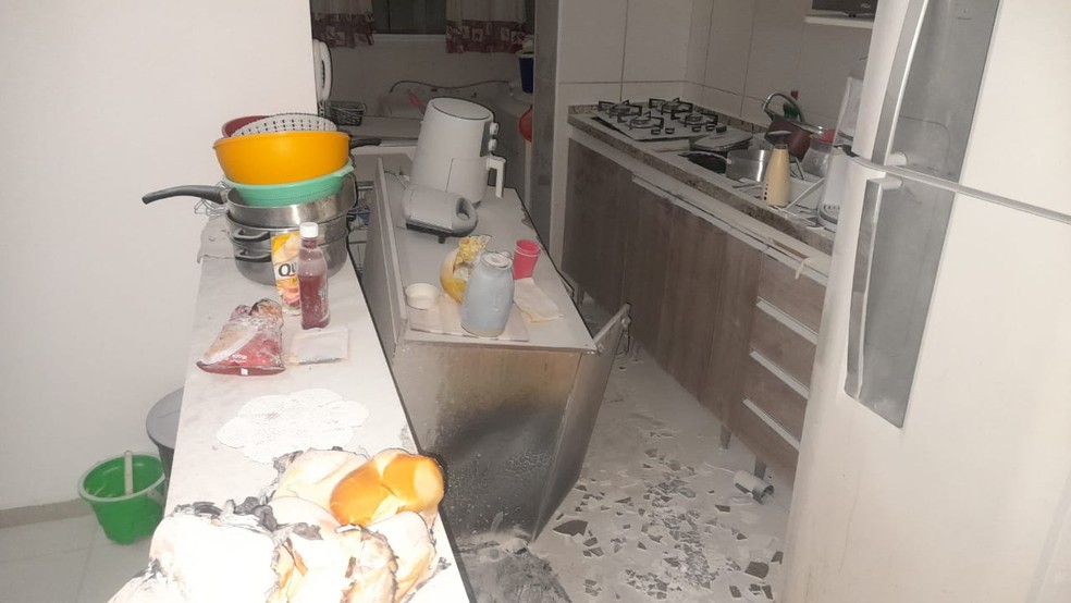 Incêndio começou na cozinha de apartamento em Americana — Foto: Corpo de Bombeiros