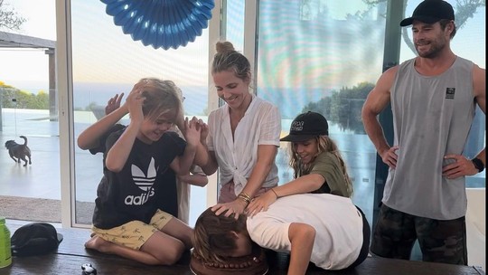 Filho de Chris Hemsworth ganha festa de aniversário e tem rosto enfiado em bolo durante parabéns