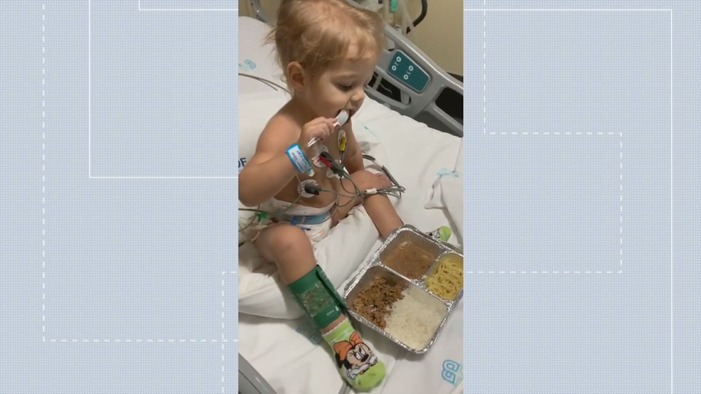 Menino que se afogou na piscina dos avós se alimenta durante recuperação no hospital; em imagem de 2020 — Foto: Arquivo pessoal 