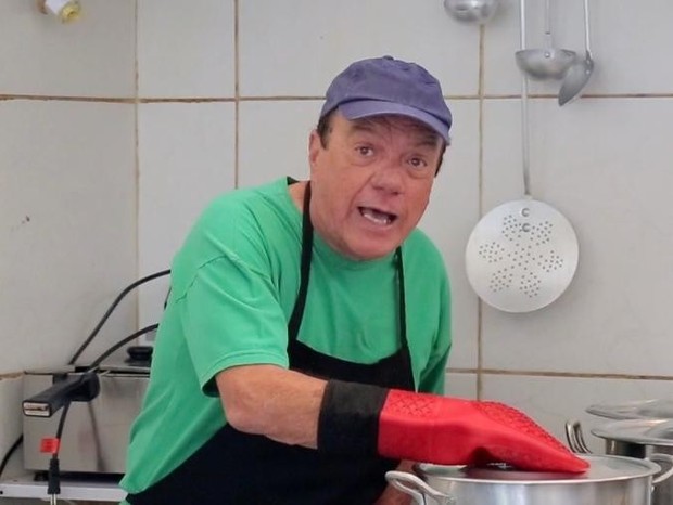 O humorista Marquinhos, de 70 anos, morreu após teve complicações por conta de uma cirurgia, o que resultou na falência múltipla de órgãos (Foto: Reprodução/RedeTV)
