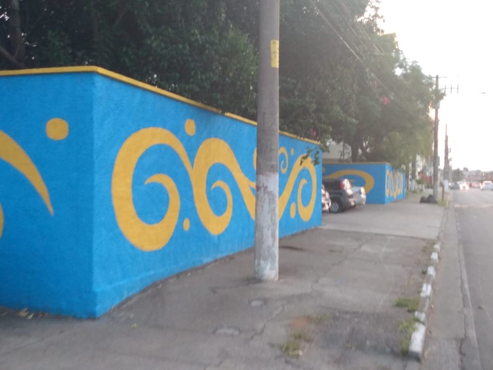 O Centro de Educação de Jovens e Adultos do Estado já foi pintado com destaque amarelo e azul na fachada — Foto: Arquivo Pessoal