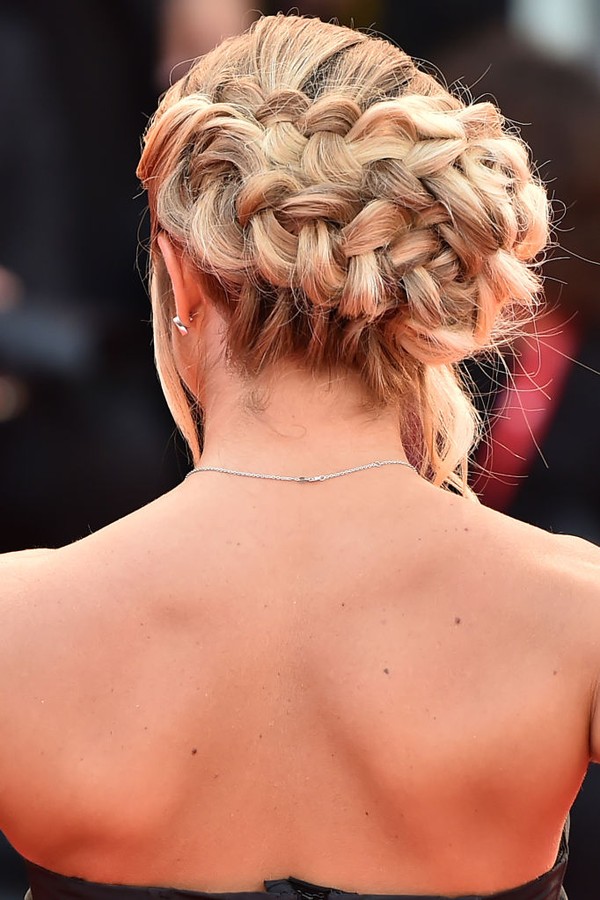VENICE, ITALY - SEPTEMBER 02: Anna Penello, hair detail, walks the red carpet ahead of the "Martin Eden" screening during the 76th Venice Film Festival at Sala Grande on September 02, 2019 in Venice, Italy. (Photo by Theo Wargo/Getty Images) (Foto: Getty Images)