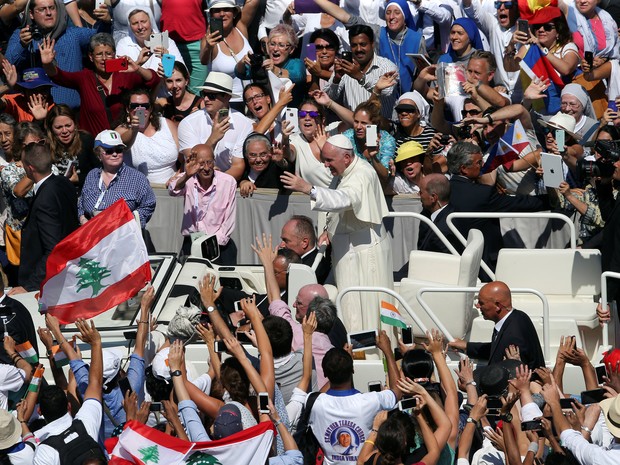 Papa Francisco acena para multidão no final da missa de canonização de Madre Teresa de Calcutá, no Vaticano (Foto: REUTERS/Stefano Rellandini)