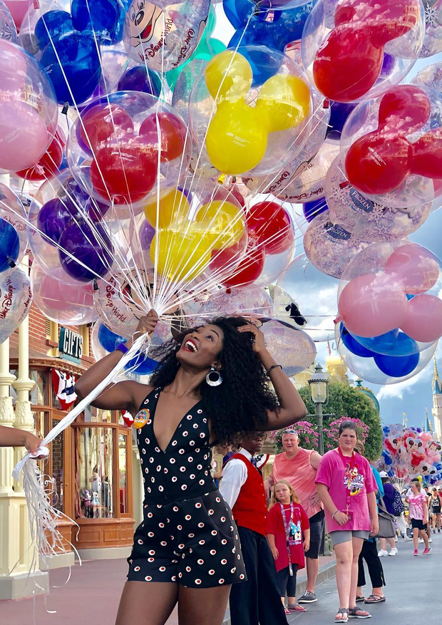 Erika Januza se diverte na Disney (Foto: Reprodução/Instagram)