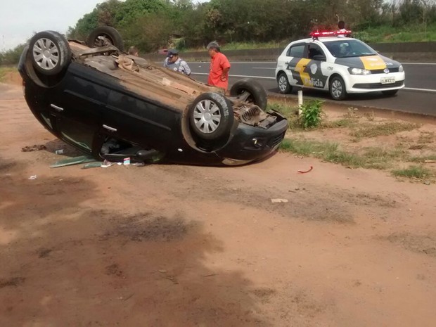 Carro capotou após colisão em Vera Cruz (Foto: Arquivo Pessoal)