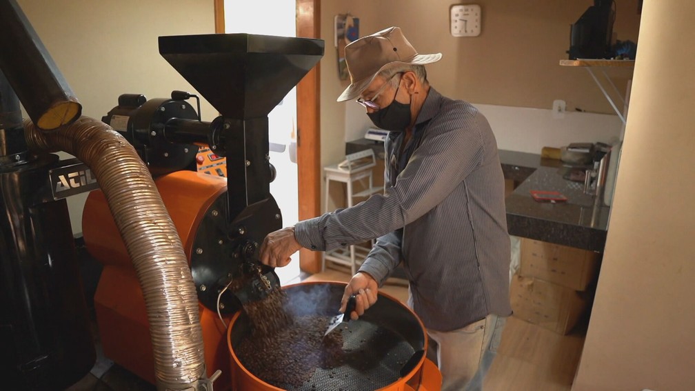 O cafeicultor Manoel Protazio tem uma plantação em Dores do Rio Preto, no Espírito Santo — Foto: Globo Repórter/ Reprodução