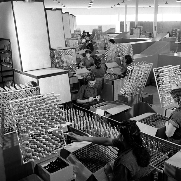 Instituto Medicamenta Fontoura/Laboratórios Anakol – Fabricação do creme dental Kolynos, 1953 (Foto: Chico Albuquerque/Convênio Museu da Imagem e do Som - SP/Instituto Moreira Salles)