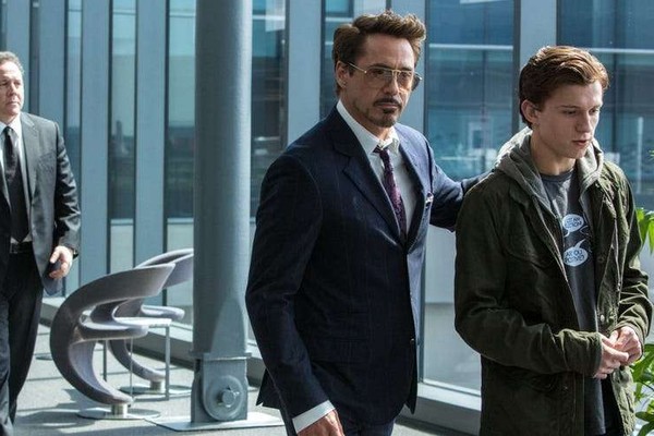 Jon Favreau com Robert Downey Jr e Tom Holland em cena de Homem Aranha: De Volta ao Lar (2017) (Foto: Reprodução)