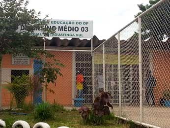 Fachada do Centro de Ensino Médio 03 de Taguatinga, no Distrito Federal (Foto: Raquel Morais/G1)