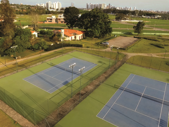 Quadras de tênis oficiais no condomínio Jardim do Golfe, em São José (Foto: Anderson Ferreira)
