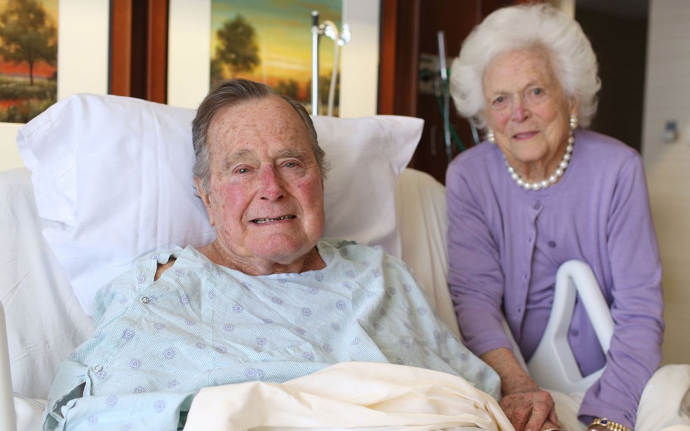 O ex-presidente George H.W. Bush, ao lado da mulher, Barbara, durante sua internação, em foto de 23 de janeiro — Foto: Reprodução/Twitter/Jim McGrath
