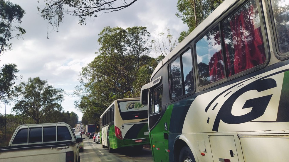 Motoristas enfrentam engarrafamento na BR 040 no retorno do feriado de Corpus Chisti— Foto: Márcia La Marca/TV Globo