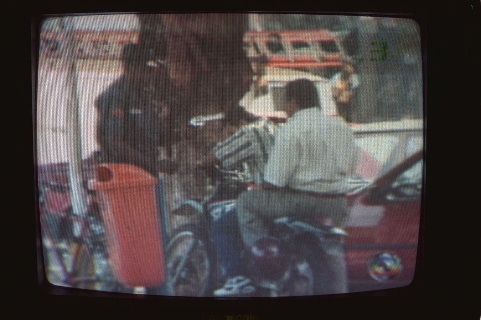 O suspeito da frente começa a cair da motocicleta, após ser baleado