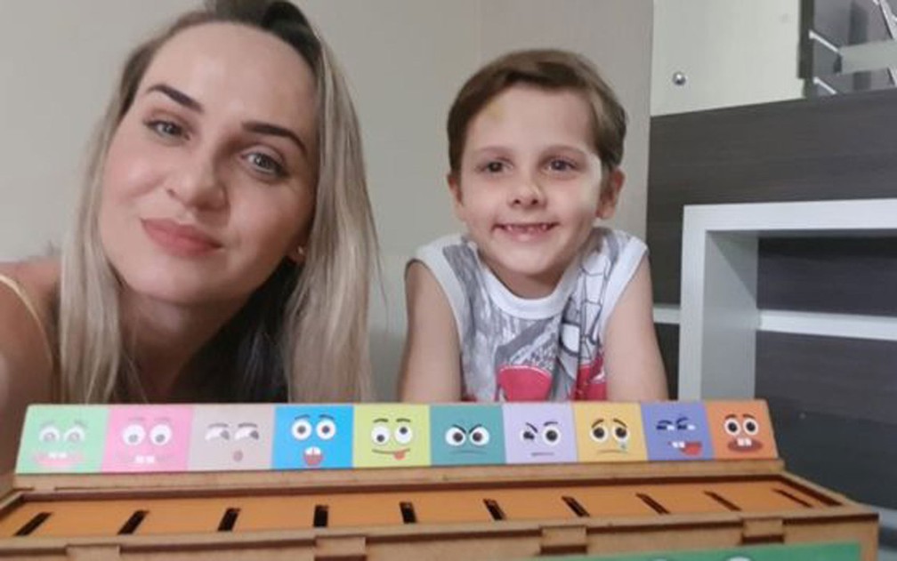 A mãe de Rafael foi aconselhada a incentivar o garoto a usar um tablet - ela foi contra, a princípio — Foto: Arquivo pessoal