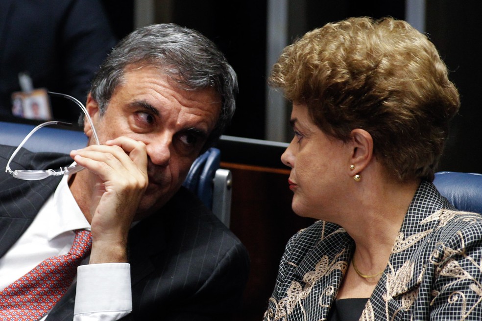 O advogado de defesa José Eduardo Cardozo conversa com a presidente afastada Dilma Rousseff durante o quarto dia do julgamento do impeachment no plenário do Senado, em Brasília (Foto: Marri Nogueira/Agência Senado)