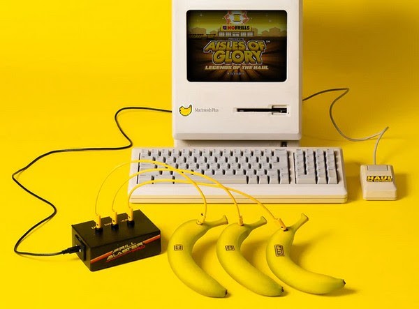 Rede No Frills encomendou controle não convencional como uma brincadeira com o uso da banana, cuja cor está presente na marca (Foto: Divulgação)
