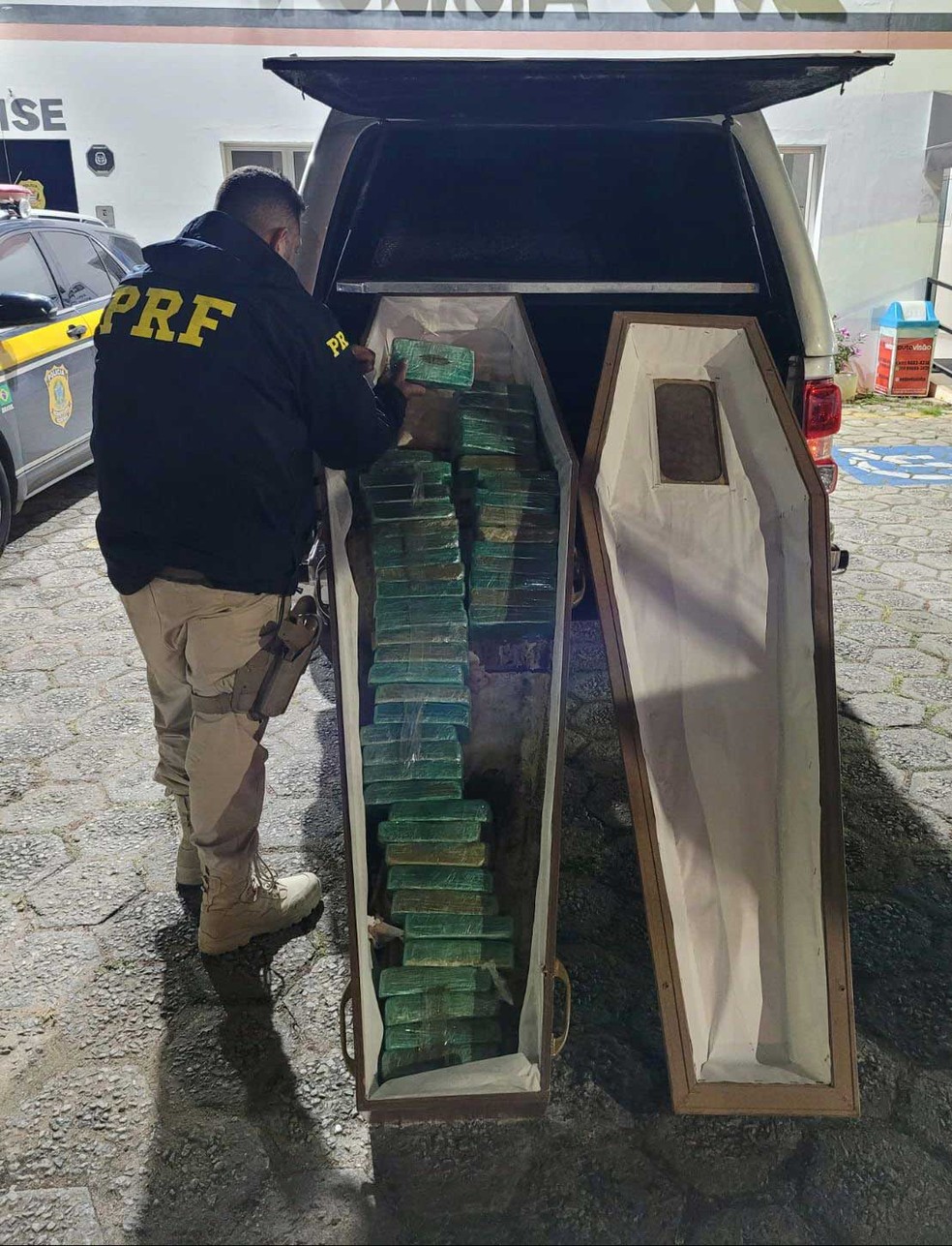 Polícia Rodoviária Federal (PRF) apreendeu 50 kg de crack dentro de um caixão funerário no final da noite desta terça-feira (8) na Fernão Dias — Foto: PRF