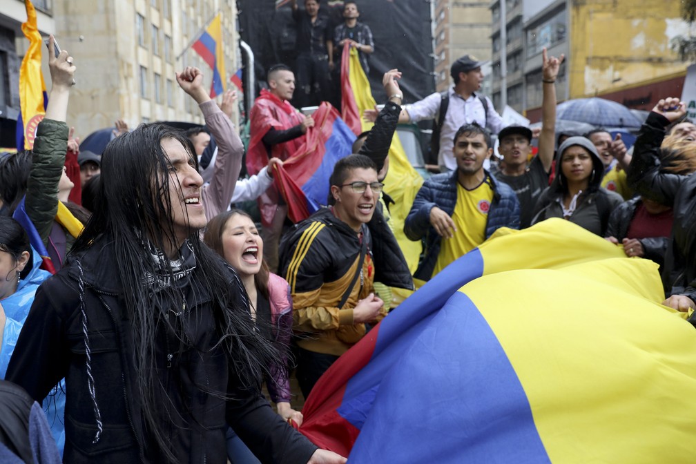 Estudantes se reúnem durante uma greve nacional na quinta-feira (21) em Bogotá, na Colômbia. — Foto: Fernando Vergara/AP