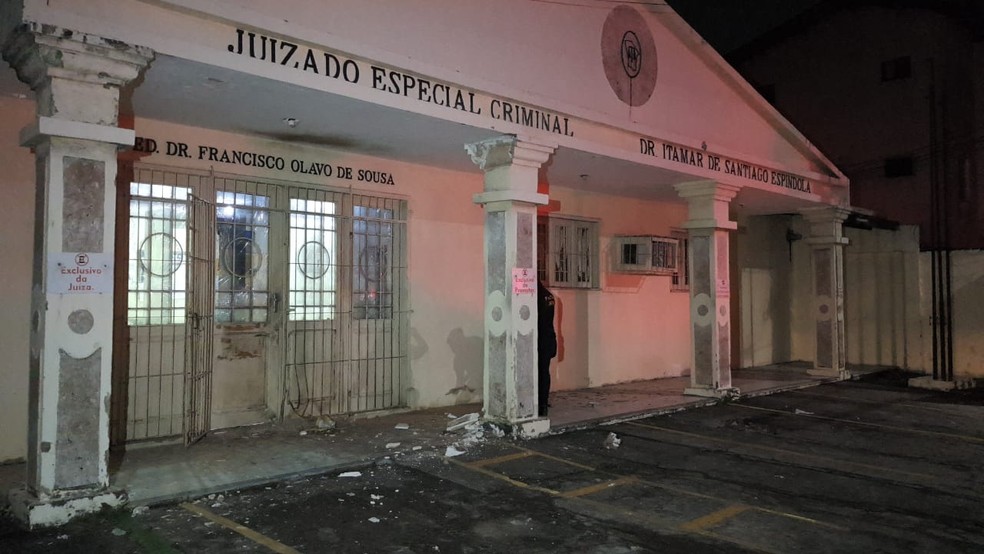 Ataque com explosivos ao Juizado Especial Criminal de Fortaleza, no Bairro Montese — Foto: Rafaela Duarte