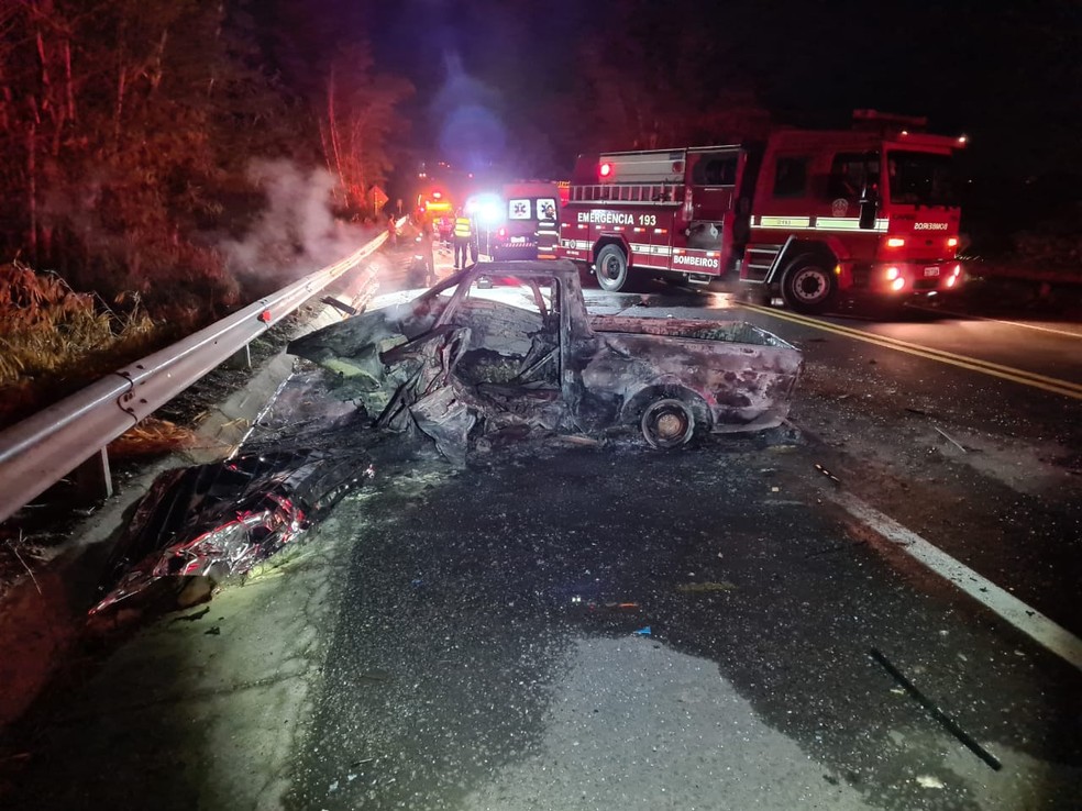 Batida frontal entre carro e picape matou cinco pessoas e deixou uma vítima em estado grave — Foto: Polícia Rodoviária