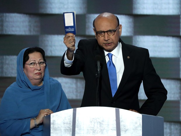 Pai de soldado americano muçulmano que morreu em 2004 fala em Convenção Democrata em 28 de julho  (Foto: Alex Wong/Getty Images North America/AFP)