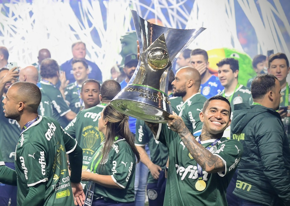 Dudu com taça de campeão brasileiro pelo Palmeiras — Foto: Marcos Ribolli