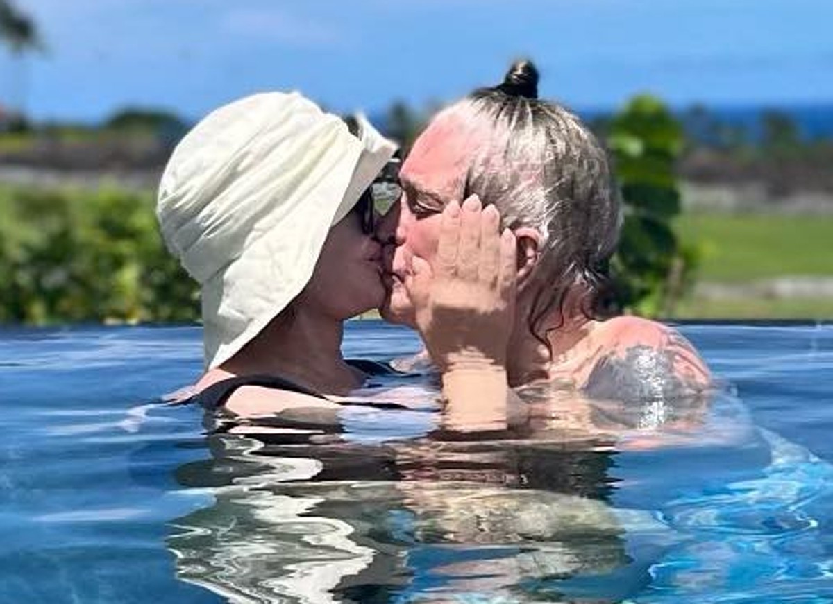 Sharon e Ozzy Osbourne estão curtindo férias românticas no Havaí (Foto: Reprodução / Instagram)