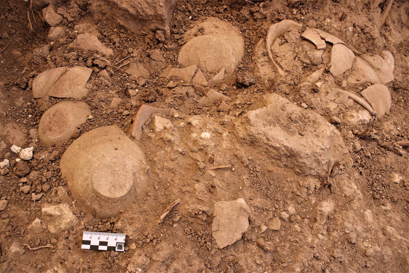 Diversos utensílios de cerâmica foram encontrados durante as escavações (Foto: Sa'ar Ganor,/Israel Antiquities Authority)
