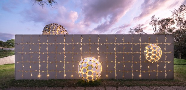 Pavilhão tem parede de quebra-cabeça e círculos luminosos (Foto: Divulgação)