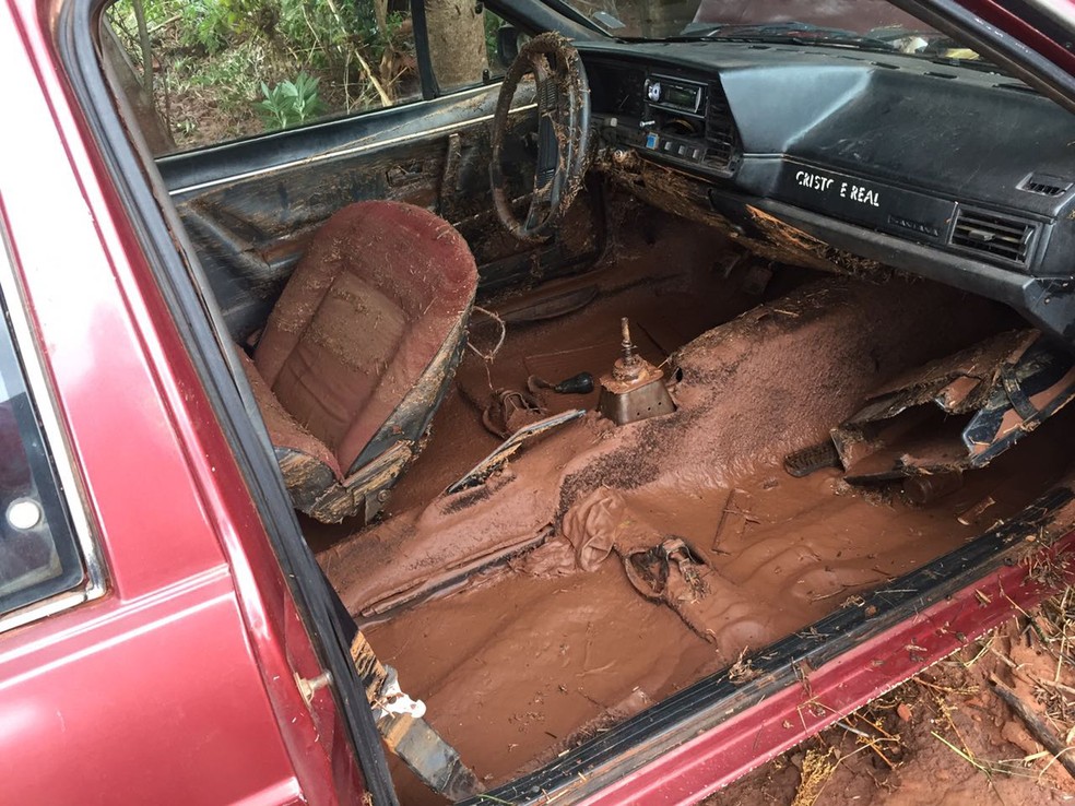 Carro foi tomado por água e lama em Monte Castelo (Foto: Murilo Zara/TV Fronteira)
