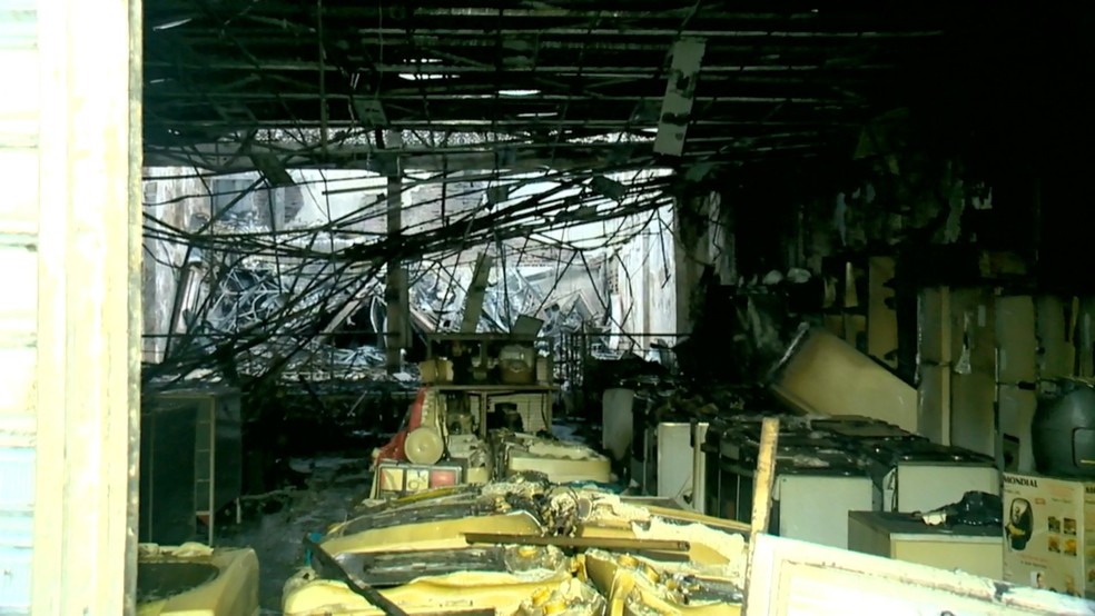 Interior da loja destruído após incêndio; imagens são da manhã desta sexta-feira (15) (Foto: Luciney Araújo/ TV Gazeta)