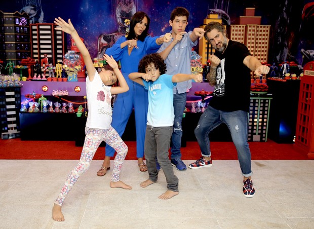 Marcos Mion e Suzana Gullo com os filhos Romeo, Donatella e Stefano (Foto: Manuela Scarpa/Brazil News​)