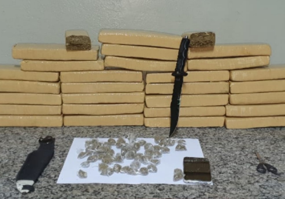 Tijolos de maconha foram localizados em uma casa na Rua Renato Bonfiglio, em São Pedro, diz a PM — Foto: Divulgação/ Baep