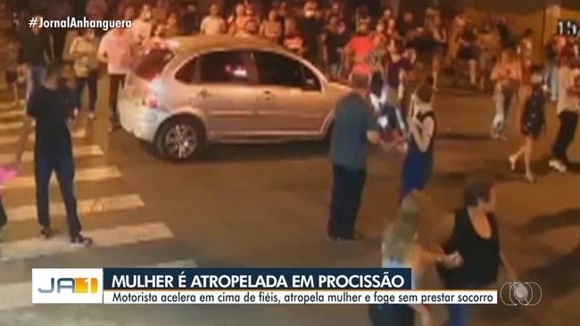 Carro avança sobre fiéis que participavam de procissão e atropela mulher em Goiânia