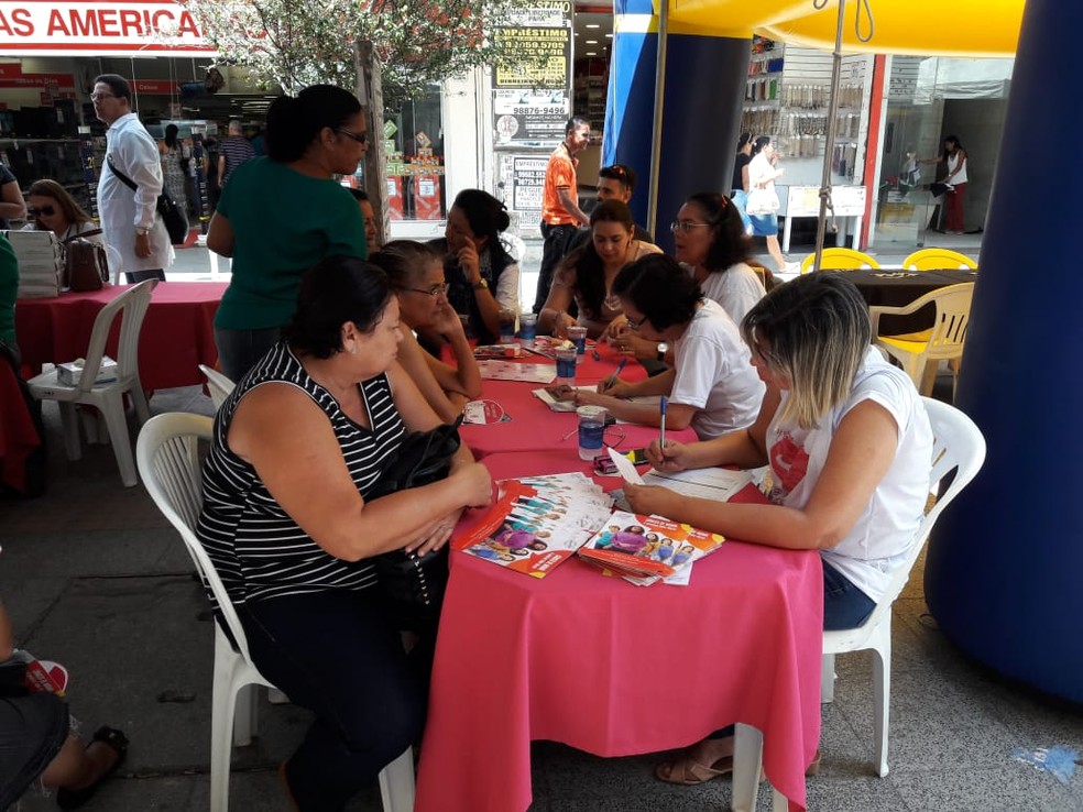 Também foram passadas orientações sobre prevenção e tratamento do câncer de mama, no centro de Maceió — Foto: Thamires Ribeiro/G1