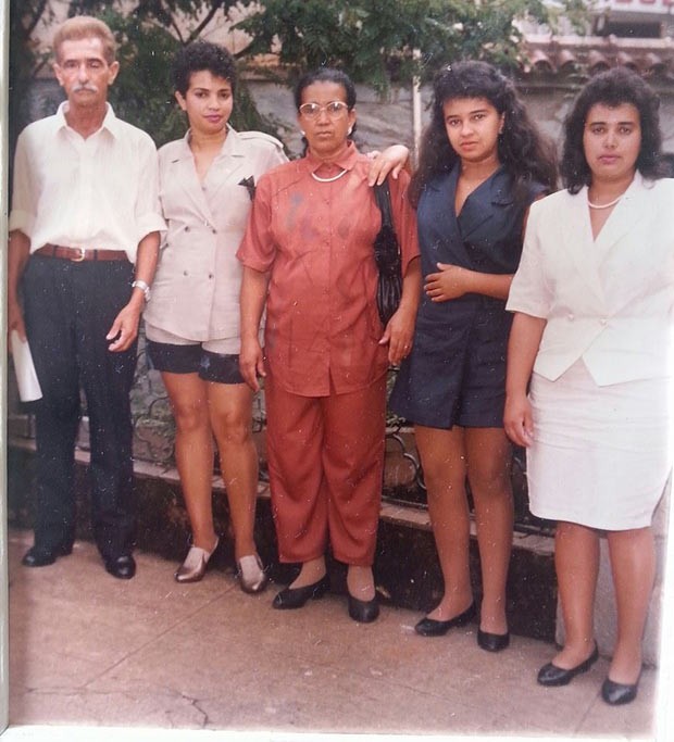 Antonia Faleiros (de preto) em família, ao lado do pai, da mãe e de duas irmãs, durante a formatura em direito, em 1992 (Foto: Arquivo pessoal)