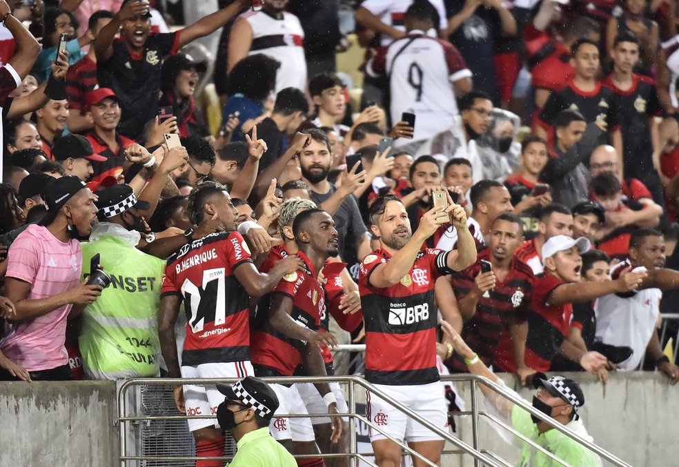 Jogadores do Flamengo comemoram o gol contra o Ceará — Foto: André Durão