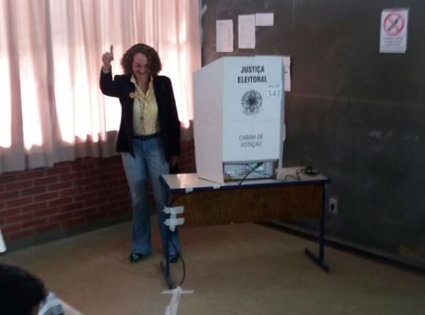 Luciana Genro vota em Porto Alegre (Foto: Glaucius Oliveira/RBS TV)