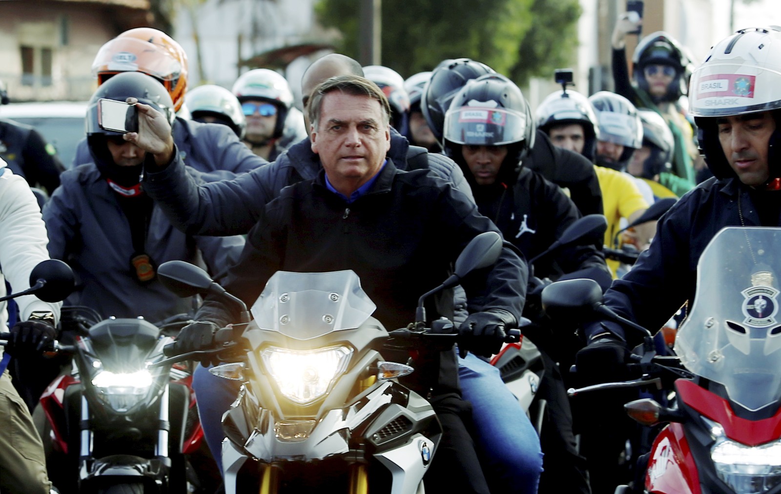 Bolsonaro pilota moto sem utilizar capacete na motociata em Juiz de Fora, Minas Gerais — Foto: Fabiano Rocha / Agência O Globo
