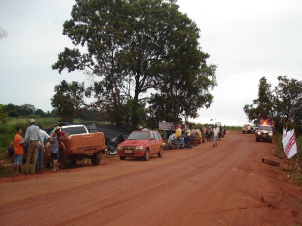 Inicialmente informado pela PF e pela PRF como bloqueio da estrada, o acampamento na BR-158 é realizado por cerca de 80 trabalhadores rurais despejados da terra indígena. (Foto: PRF)