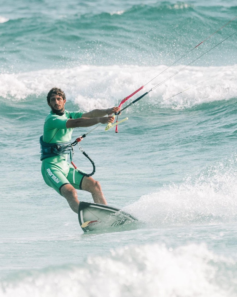 Lucas Chumbo pratica kitesurf nos intervalos dos treinos de surfe — Foto: Reprodução/Instagram