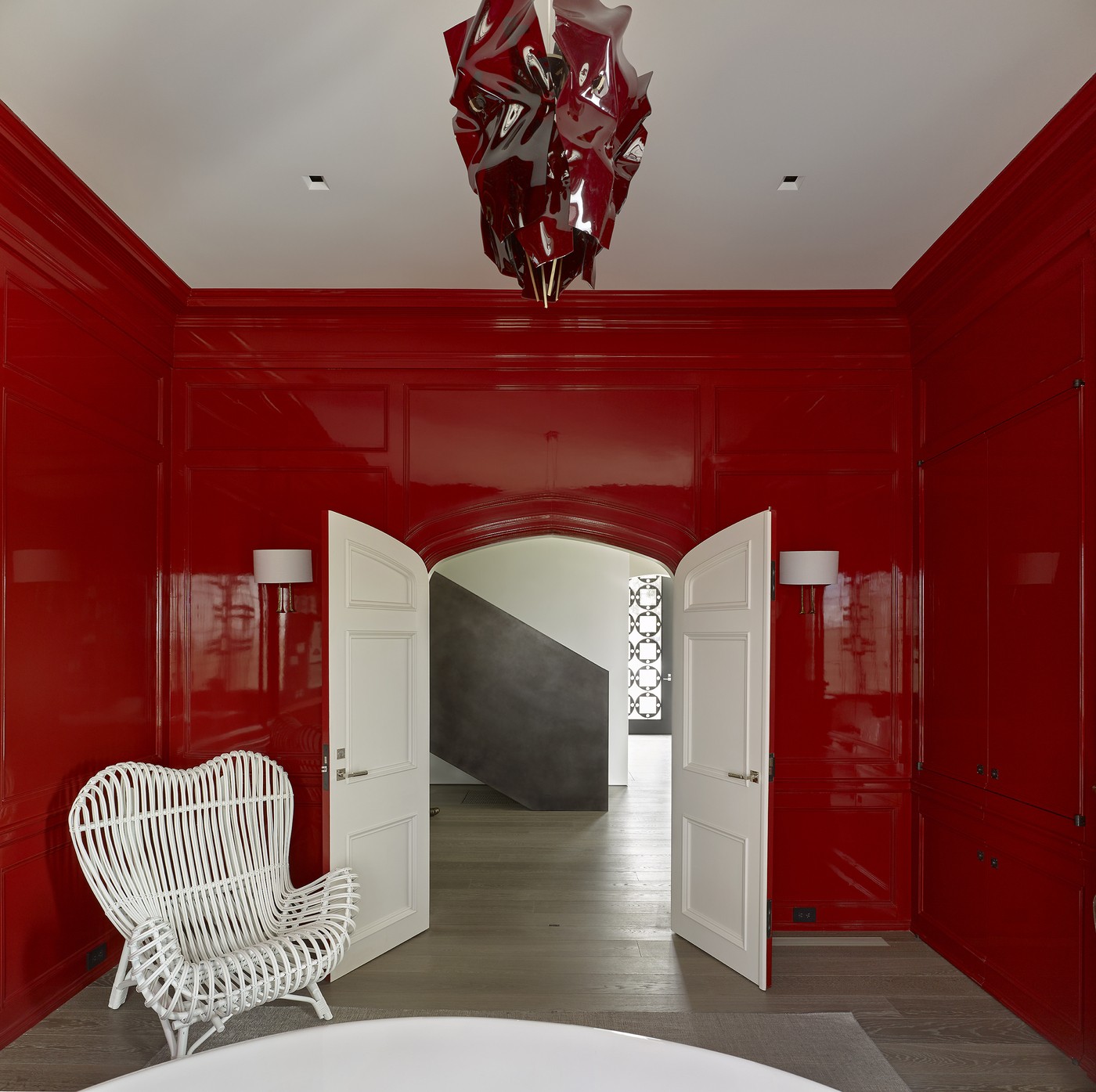 Décor do dia: paredes vermelhas roubam a cena neste escritório, nos Estados Unidos (Foto: Peter Murdock Photography)