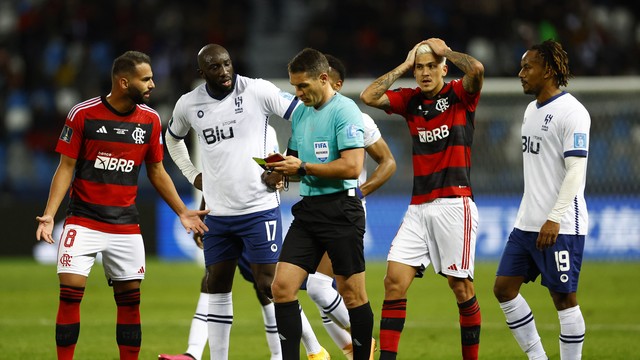 Momento do cart&atilde;o vermelho de Gerson em Flamengo x Al Hilal